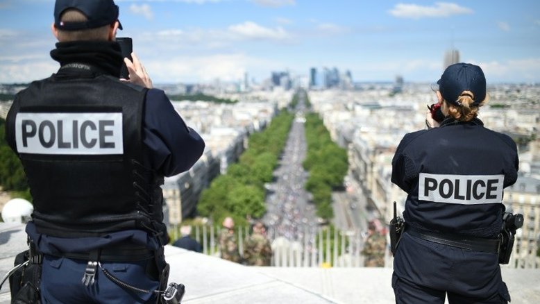 Adolescente detido em Paris por falso alerta terrorista