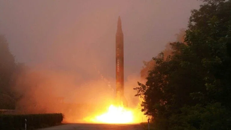 Coreia do Norte faz nova demonstração de força com três mísseis balísticos