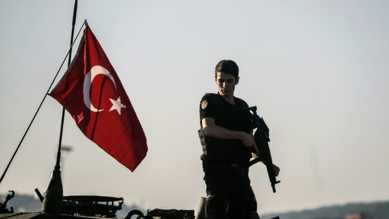 Homem é detido na Turquia por atacar mulher por usar short