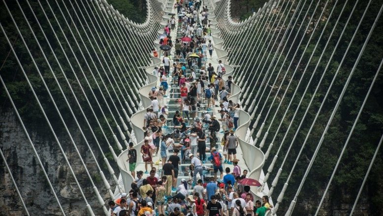 Ponte de vidro mais comprida do mundo é fechada na China