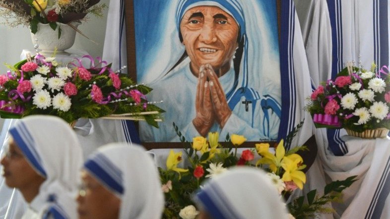 Canonização de madre Teresa é celebrada com cantos e flores em Calcutá