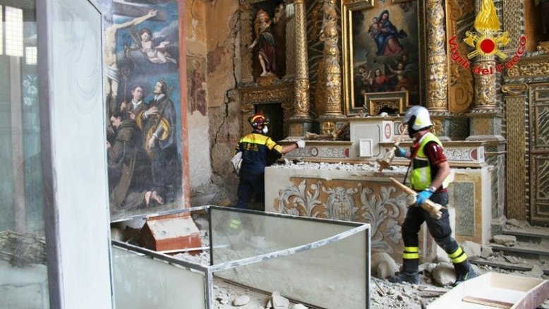 Obras de arte são retiradas de escombros após terremoto na Itália