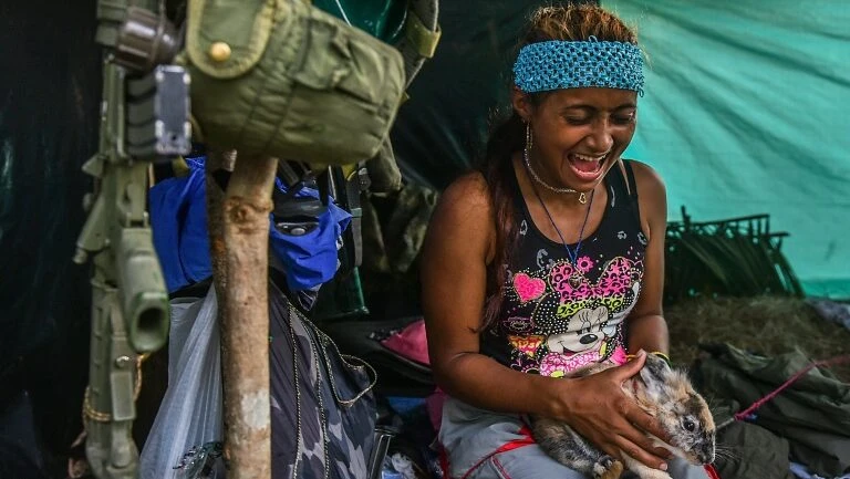 Che, poncho, lenços e boinas: a moda guerrilheira das Farc na Colômbia