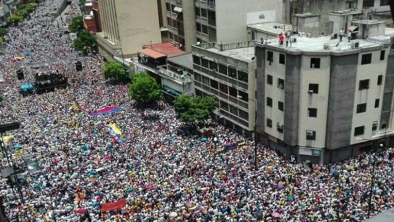 Oposição venezuelana desafia Maduro com 1 milhão nas ruas