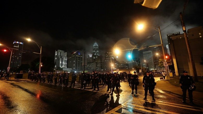Protestos após ação policial na Carolina do Norte terminam com agentes e civis feridos