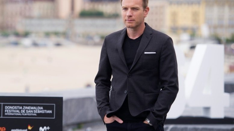 Ewan McGregor traça paralelos entre tensão racial atual e retratada em filme