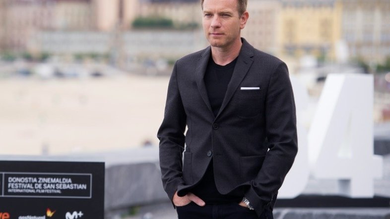 Ewan McGregor traça paralelos entre tensão racial atual e retratada em filme