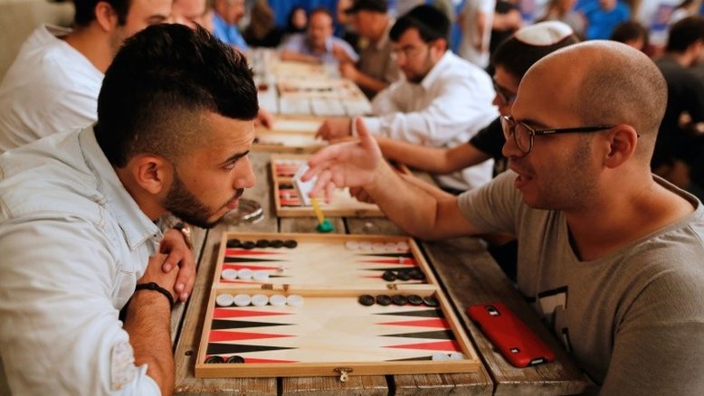 Israelenses e palestinos se enfrentam no gamão para promover a paz