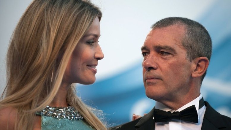 Antonio Banderas diz que 'não tem nada a ver' com a namorada