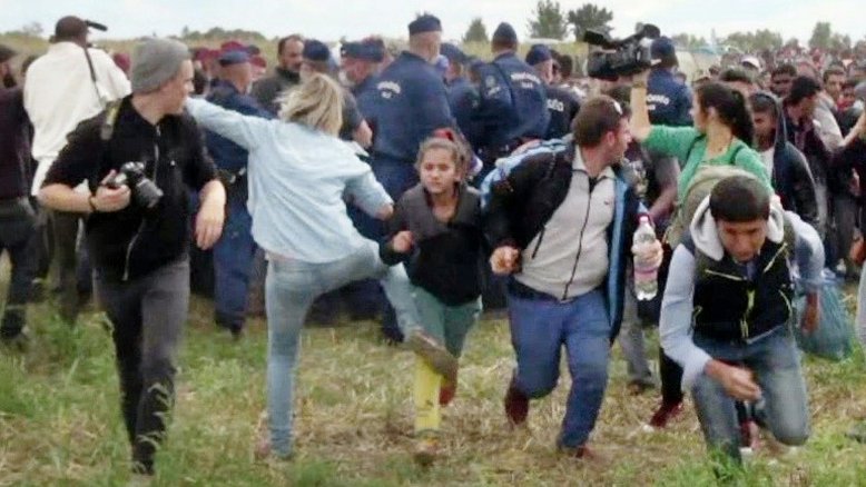 Jornalista húngara que agrediu migrantes é indiciada