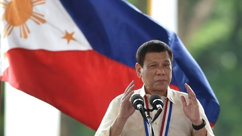 Presidente filipino mostra dedo médio para a UE