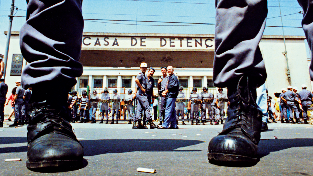 CAOS: Policiais barram a entrada do Carandiru após chacina, em 1992