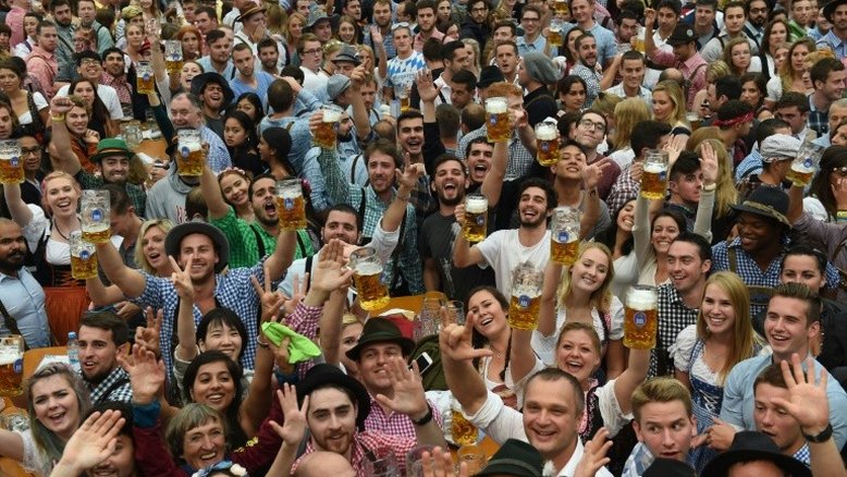 Visitantes participam da Oktoberfest, em Munique, no dia 3 de outubro de 2016 - AFP