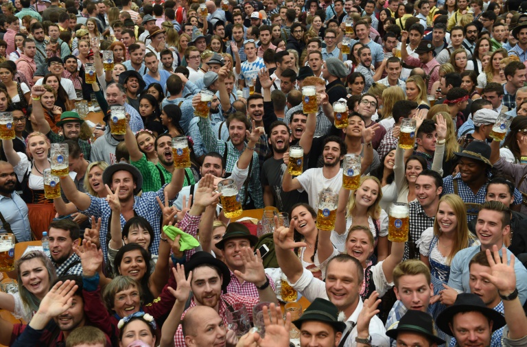Visitantes participam da Oktoberfest, em Munique, no dia 3 de outubro de 2016 - AFP