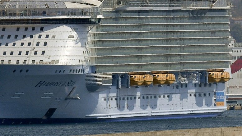 Acidente com maior transatlântico do mundo deixa um morto