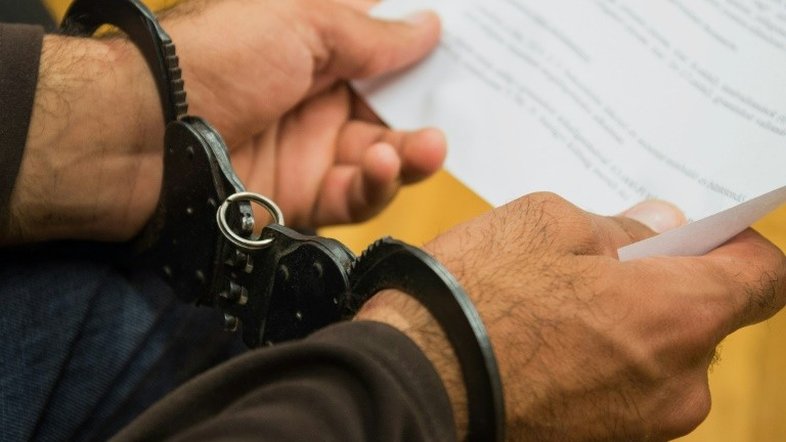 Itália condena homem a comprar livros feministas para prostituta adolescente