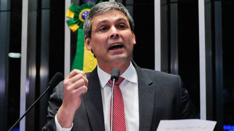 Lindbergh entra com ação no STF contra Gayer após fala sobre trisal