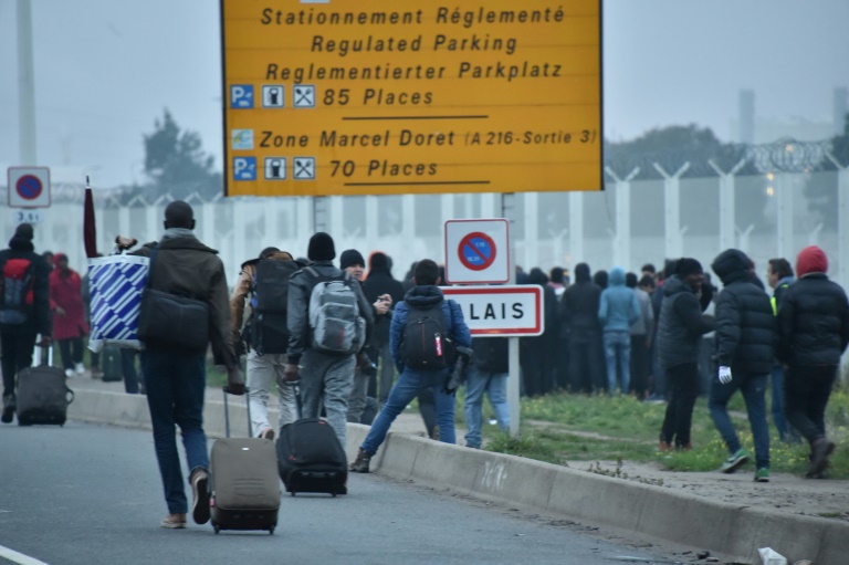 Migrantes deixam acampamento de Calais entre alívio e desesperança