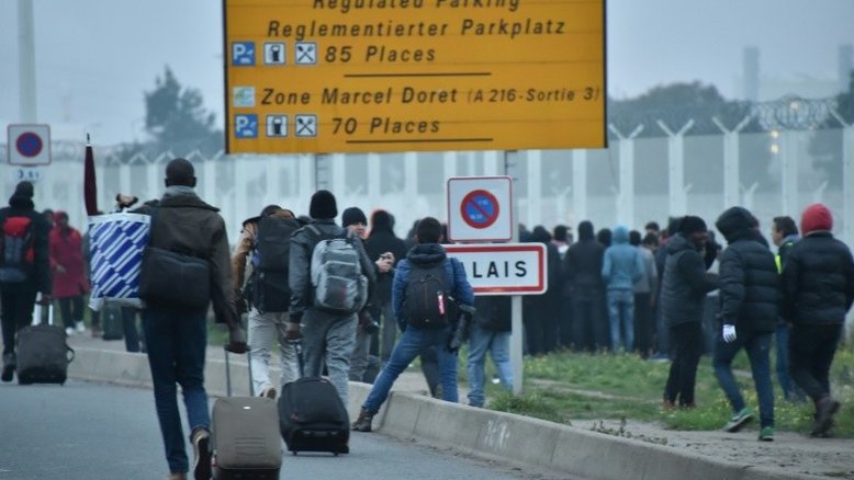Migrantes deixam acampamento de Calais entre alívio e desesperança