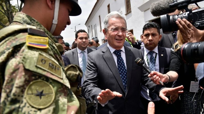 Uribe felicita Santos e deseja mudanças em 'pacto de paz nocivo'