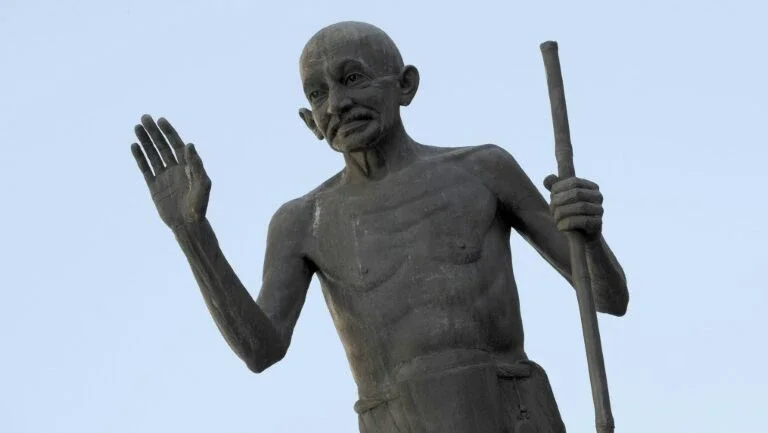 Gana vai transferir estátua de Gandhi, acusado de racismo