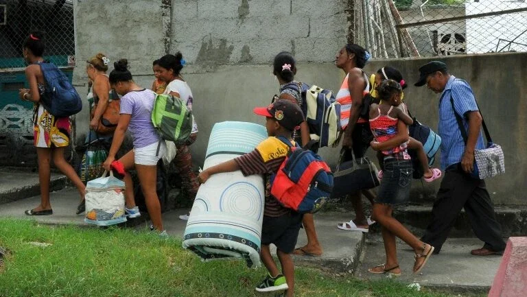 Furacão Matthew atinge Bahamas e avança para Flórida, após deixar morte e danos no Caribe