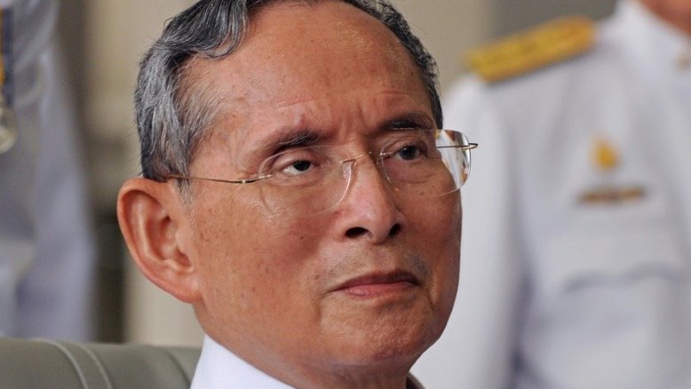 Rei Bhumibol, o pai de uma nação dividida