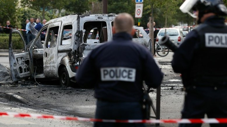 Policiais feridos na França em ataque com coquetéis Molotov