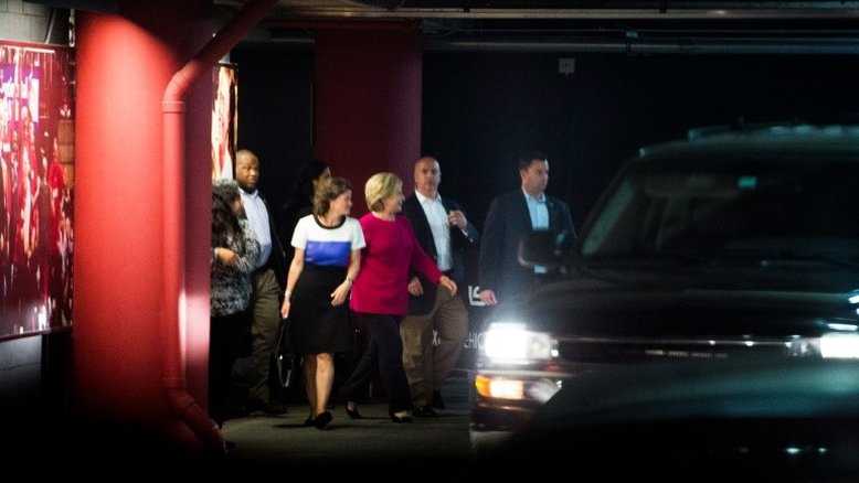 Hillary celebra aniversário em show de Adele