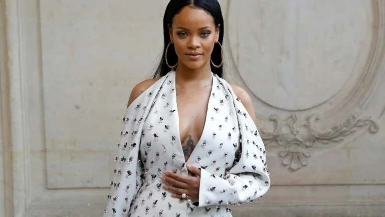 Designer que acusa Rihanna de plágio perde processo