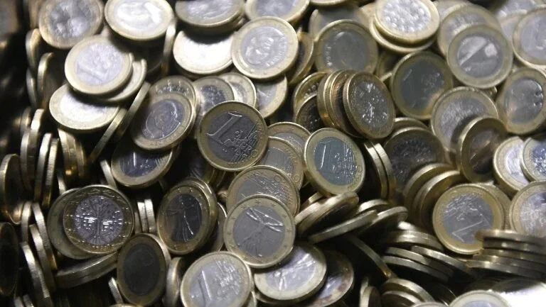 Bruxelas pede que Madri e Lisboa cumpram compromissos fiscais para evitarem perder fundos