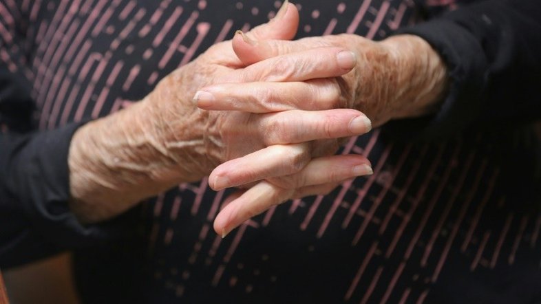 Estresse vivido na infância acelera envelhecimento, segundo estudo