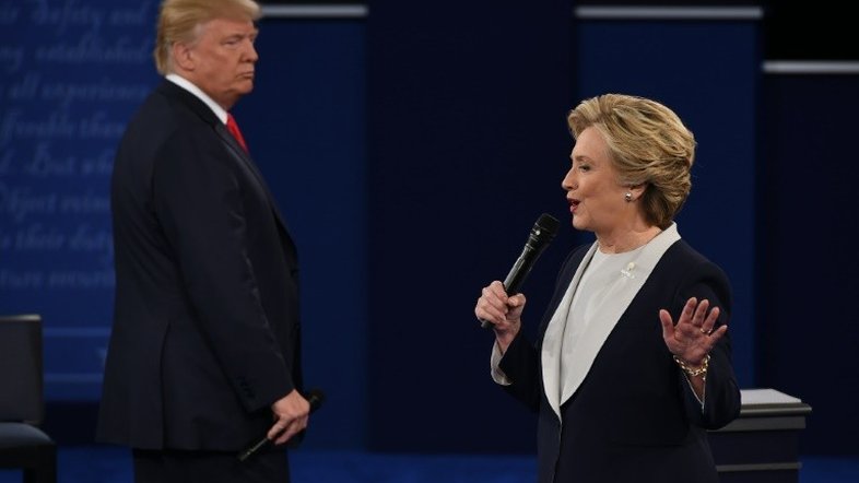 Hillary acusa Trump de assediá-la em debate