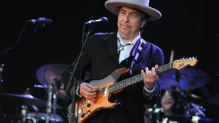 Cantor e compositor Bob Dylan vence o Nobel de Literatura