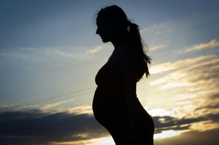 Gravidez aumenta risco de AVC em jovens, não em mulheres mais velhas (estudo)