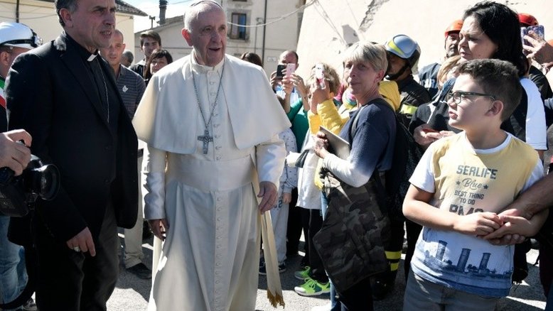 Papa faz visita surpresa a localidade italiana devastada por terremoto