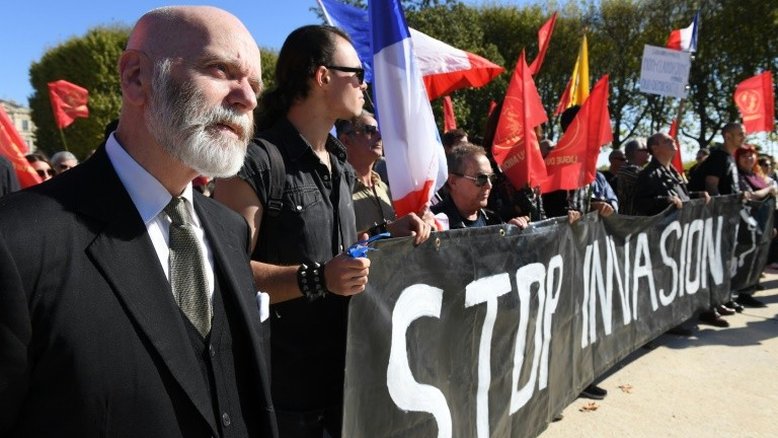 Centenas protestam na França contra acolhida a refugiados