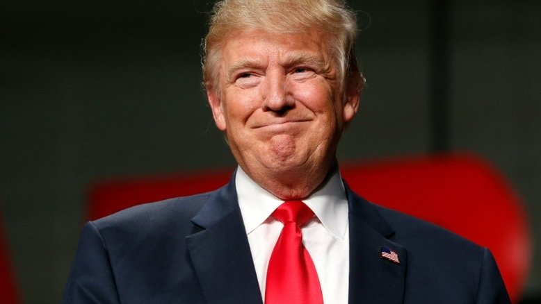 Trump parte para ataque contra uma Hillary fragilizada
