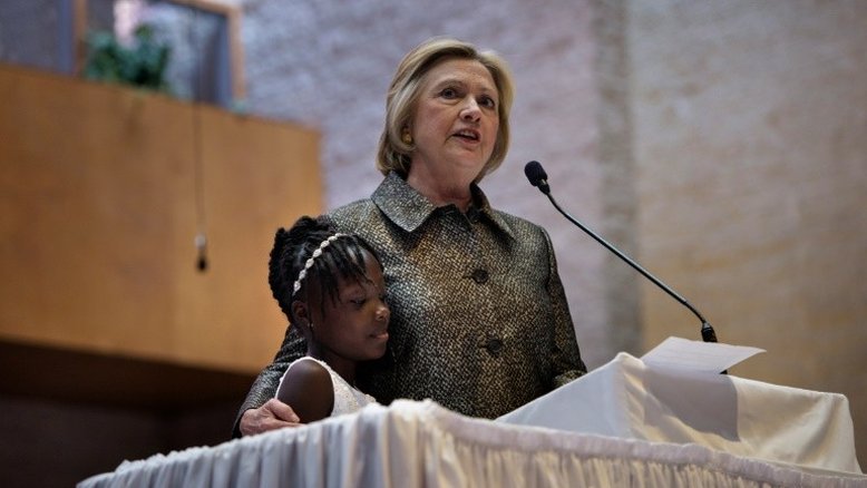 Hillary se encontra com comunidade negra em Charlotte
