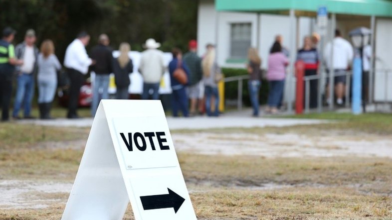 Profundamente divididos, eleitores votam na Flórida