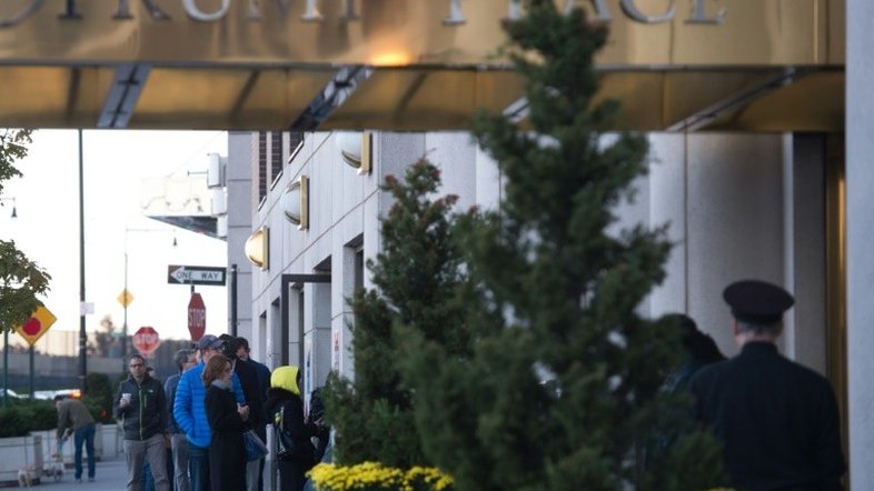 'Trump' desaparece da fachada de prédios de luxo em Nova York