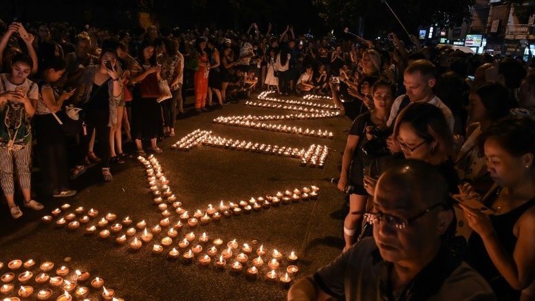 Tailândia celebra grande festa budista das luzes apesar de luto real