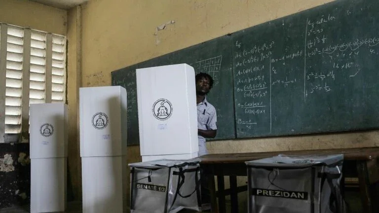 Haitianos terão longa espera por resultados após eleições