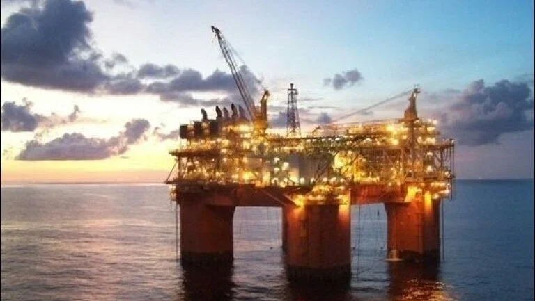 Petróleo sobe em Nova York na véspera das eleições em EUA