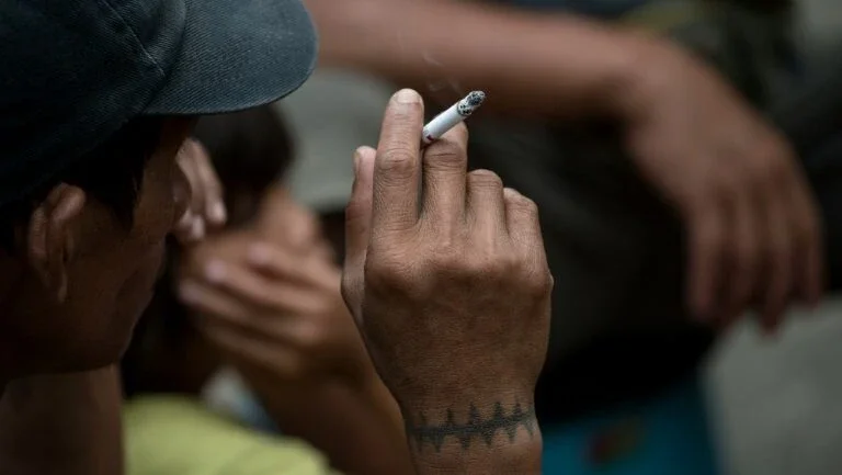 Cigarro provoca mutações genéticas que favorecem câncer