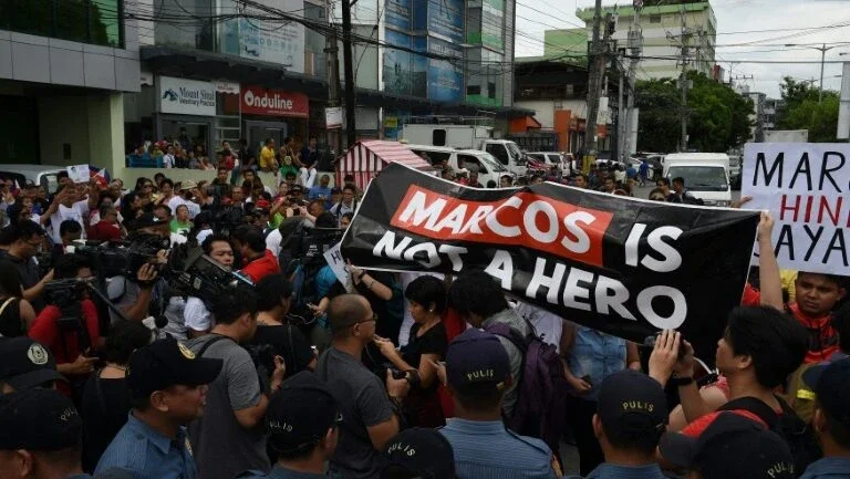 Ex-ditador filipino Ferdinand Marcos sepultado no "Cemitério dos Heróis"