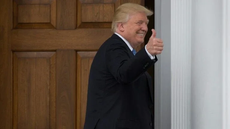 Trump se distancia do movimento de ultradireita que o apoia