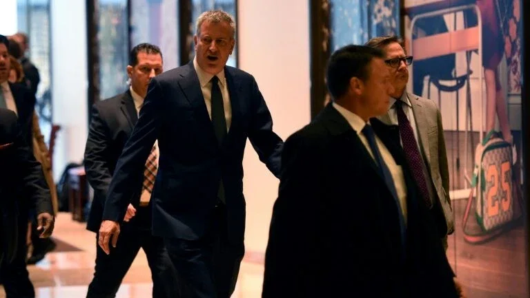 Prefeito de NY diz a Trump que fará o possível para proteger imigrantes
