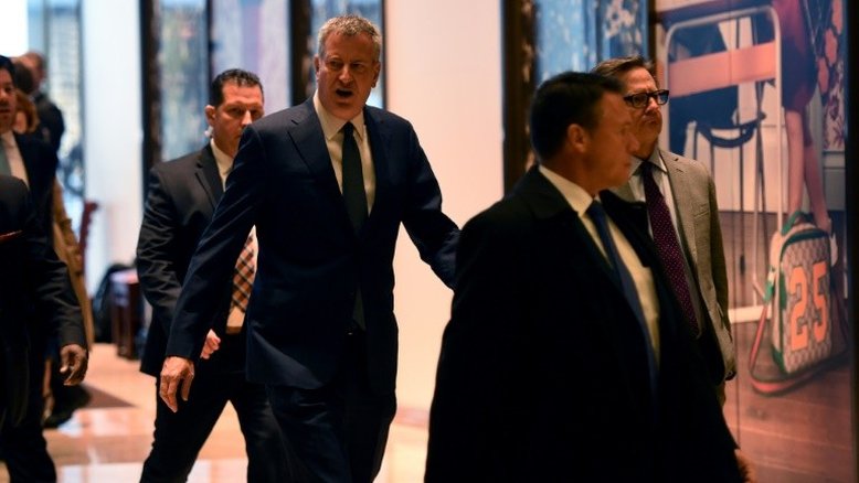 Prefeito de NY diz a Trump que fará o possível para proteger imigrantes
