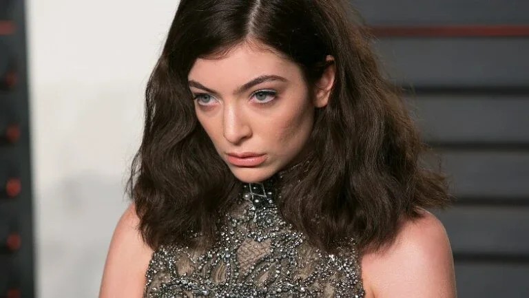 Cantora Lorde celebra seus 20 anos com novo álbum